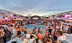 Tuviajedegrupo organiza las vacaciones de tu vida. a Ibiza, la capital de la música electrónica, en el viaje mas joven y animado que puedas imaginar.